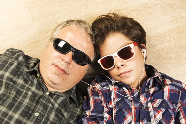 Padre e hijo escuchando música juntos —  Fotos de Stock