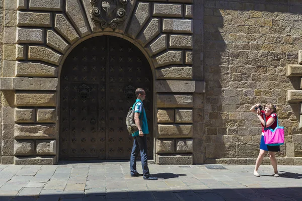 Woman taking a photo, Barcelona — Stock Photo, Image