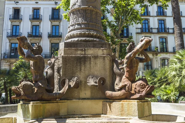 Statue de tritons jouant une corne, Barcelone — Photo