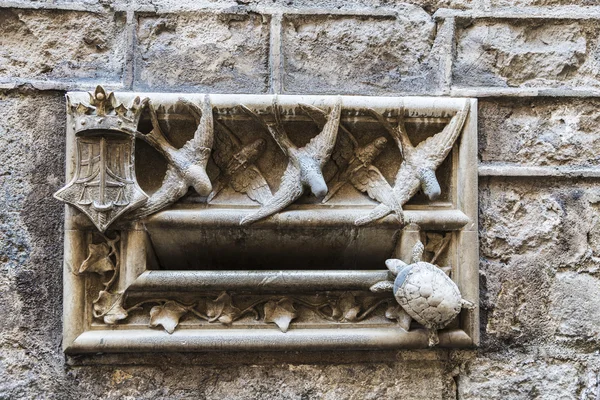 Buzón modernista de piedra, Barcelona — Foto de Stock
