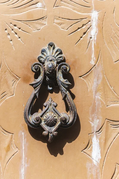 Old door knocker in a classic building — Stock Photo, Image