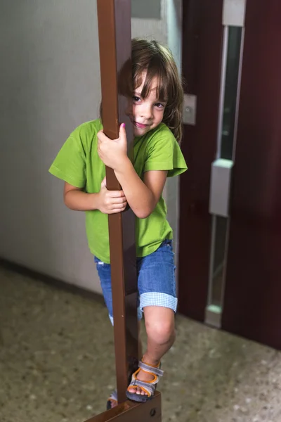 Stout meisje spelen op een ladder — Stockfoto