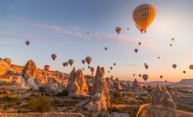 Kapadokya, Türkiye - 07 Ekim 2019 - Kapadokya 'daki günlük sıcak hava balonu uçuşlarının muhteşem manzarası