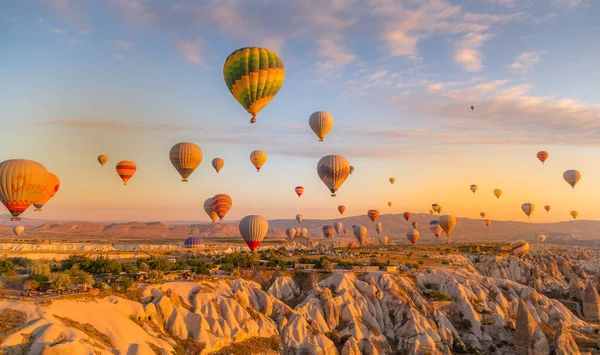 Kapadokya, Türkiye - 07 Ekim 2019 - Her gün 100 'den fazla balon Nevsehir' in sihirli manzarasına turist götürerek uçuyor