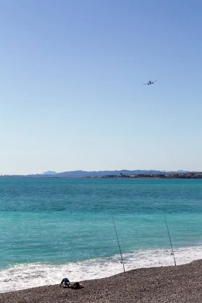 飛行機が空港に飛んでいる間、漁師としての海の景色は眠る ストック画像