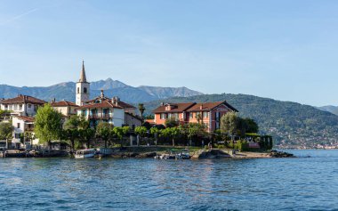 Verbano, İtalya - 10 Mayıs 2015 - İtalyan Gölleri bölgesinde küçük bir kasaba, küçük tekne veya feribot ile kolayca ulaşılabilir. Çan kulesi şehrin merkezinde duruyor..