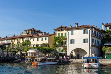 Isola Superiore, İtalya - 10 Mayıs 2015 - Yerel halk ve turistler tarafından adada yaşayan restoran ve yerel halk için adaya gitmek için küçük tekneler kullanılıyor