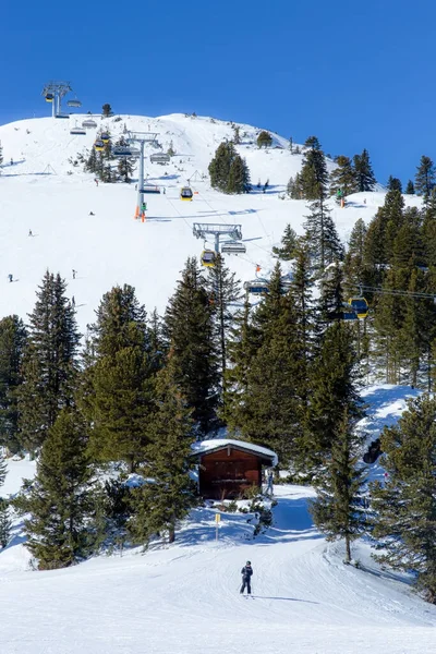 Les téléphériques montent la montagne de ski par une belle journée ensoleillée — Photo