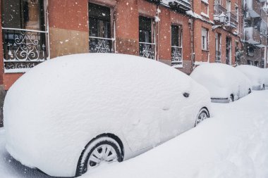 Ocak 2021 'de İspanya' nın başkenti Madrid 'de tarihi kar yağışı. 9 Ocak Cumartesi Arganzuela bölgesinde, Imperial. Kapalı arabalar.