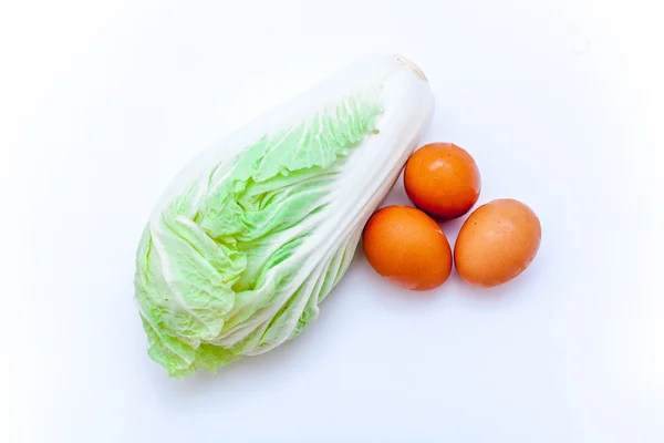 Repolho chinês e ovos no fundo branco, cabba chinesa — Fotografia de Stock