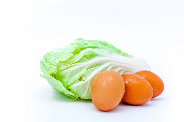 Chinese kool en egges op de witte achtergrond, Chinese cabba — Stockfoto