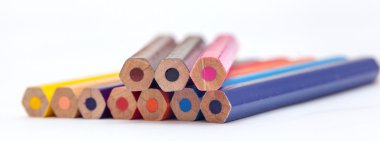 Beyaz arka plan üzerinde renkli kalem, renk izole kalem