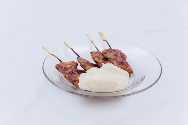 Thaise barbecue met rijst stok op witte achtergrond, Thaise barbecue geïsoleerd — Stockfoto