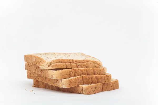 Biologisch brood op de witte achtergrond, isolatie van brood, tarwe — Stockfoto