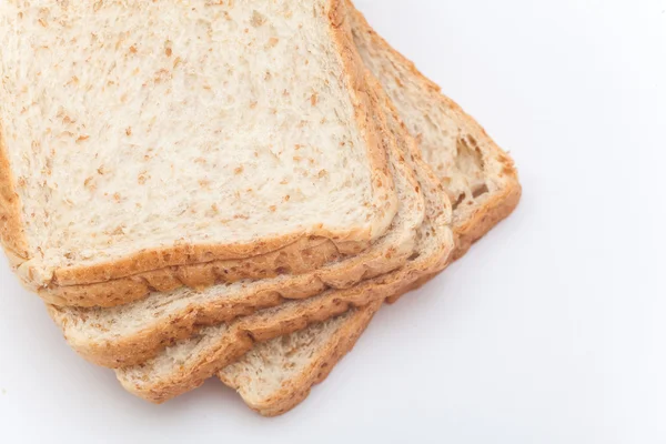 Biologisch brood op de witte achtergrond, isolatie van brood, tarwe — Stockfoto