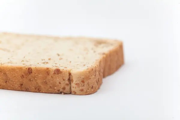 Органический хлеб на белом фоне, изоляция хлеба, пшеница — стоковое фото