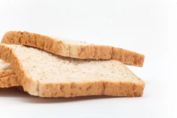 Органический хлеб на белом фоне, изоляция хлеба, пшеница — стоковое фото