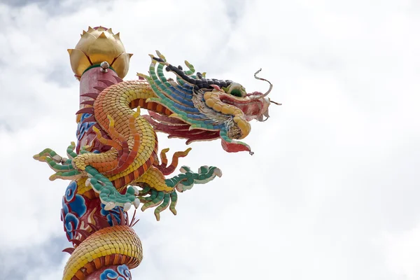 Chinesischer Drache im thailändischen Tempel — Stockfoto