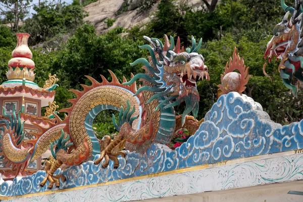 Каменный китайский дракон в тайском храме — стоковое фото