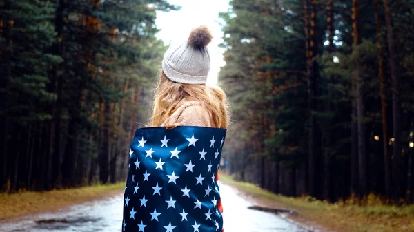 Una chica con sombrero se refugió en la bandera de Estados Unidos. Estados Unidos —  Fotos de Stock