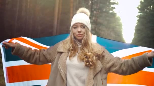 The girl holds the flag of United Kingdom in hands. Portrait shoot — Stock Video