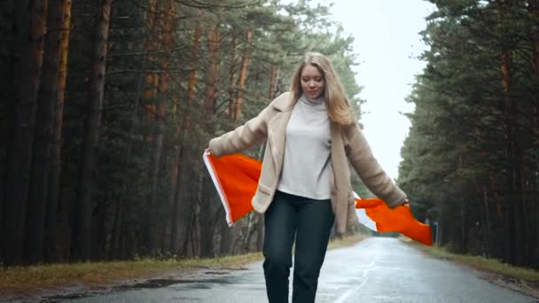 Meisje loopt door het bos met de vlag van Canada. Vooraanzicht — Stockvideo