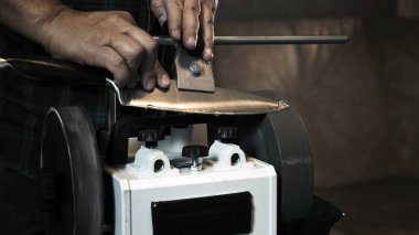 İnsan öğütücüdeki bıçakları biler. Elini kapat.