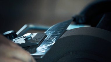 İnsan öğütücüdeki bıçakları biler. Makro atış