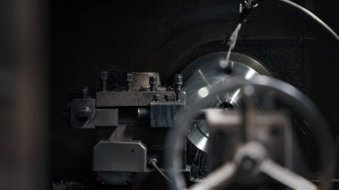 Fabrikadaki metal işleme makinesi.