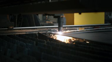 Makine endüstrisinden lazer kesiciler.