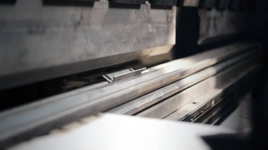 Teknisyen hidrolik bükme makinesi kullanıyor. Metal çalışma konsepti