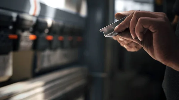 El operador técnico utiliza una máquina de flexión hidráulica. Concepto metalúrgico —  Fotos de Stock