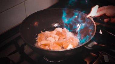 Tavada ateş açarsan elma ve portakal kızarır. ev mutfağı