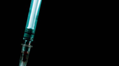 Şırıngayla kan alıyorum. Bağımlılar kana bulaşmış.