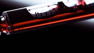 Bir cerrahi şırınga virüsü enjekte ediyor. Enfekte kan. Makro çerçeve