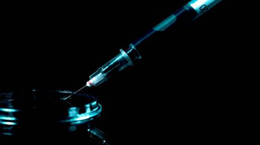 Şırınga siyah sıvı alıyor. Virüs ya da veba