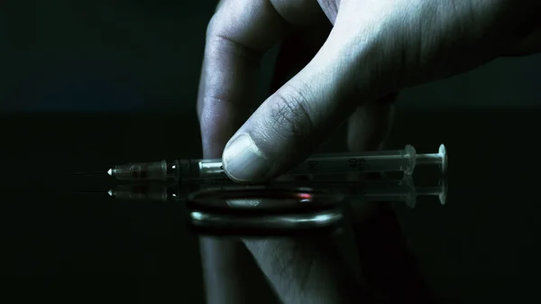 마약 중독자는 수술대에서 주사기를 꺼내고. 매크로 — 스톡 사진