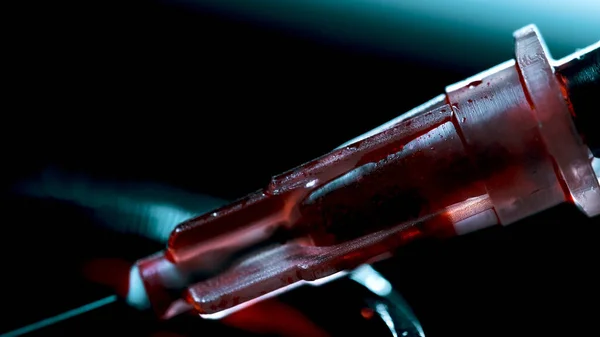 의료용 주사기로 검사하기 위해 피를 취한다. — 스톡 사진