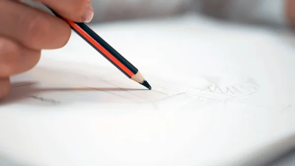 Beyaz tırnaklı kız kağıda bir çizim çiziyor. — Stok fotoğraf