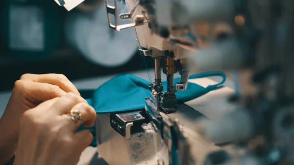 Woman seamstress works at a sewing machine — Stock Photo, Image