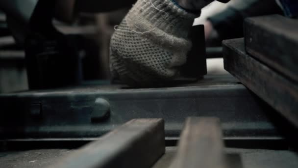 Un trabajador con guantes aprieta los pernos en una máquina de metal — Vídeos de Stock