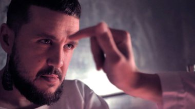 Doktor akli dengesi bozuk bir hastayı, deşiciyi, cinayeti, koronovirüsü, zombiyi muayene ediyor.