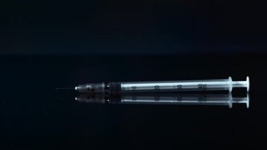 Uyuşturucu bağımlısı şırıngayı masadan alıyor. Makro