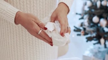 Kız kutudan güzel parlak Noel oyuncakları alıyor. mantar