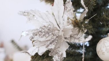 Güzel açık renkli oyuncaklar evdeki Noel ağacında asılı. Çiçek.