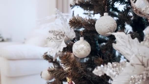 漂亮的浅色玩具挂在家里的圣诞树上. — 图库视频影像