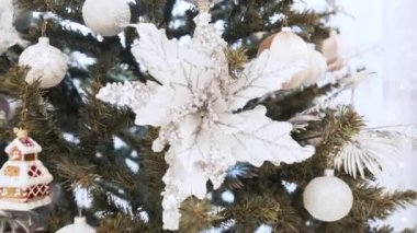 Güzel açık renkli oyuncaklar evdeki Noel ağacında asılı. Çiçek.