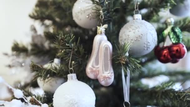 Mooi licht gekleurd speelgoed hangen aan de kerstboom thuis. Paletten — Stockvideo