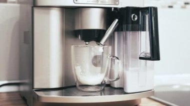 Makine aktif olarak çırpılmış kremayı serpiyor.