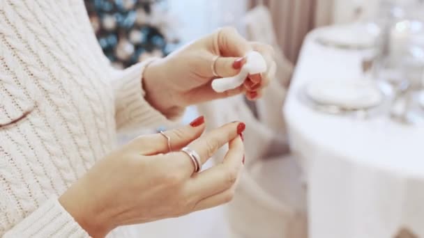一个穿着白衣的女孩用棉花擦拭她的脏手指 — 图库视频影像